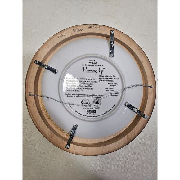 BEAUTY AND THE BEAST KNOWLES DISNEY PLATE 1993 COLLECTORS WARMING UP WALL MOUNT - Picture 2 of 3